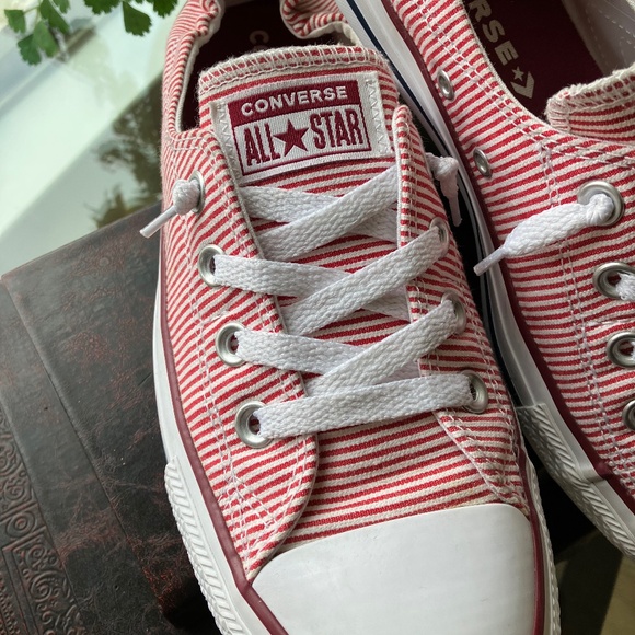 Converse Shoreline Red/White Stripe - Size 9 - Picture 3 of 5